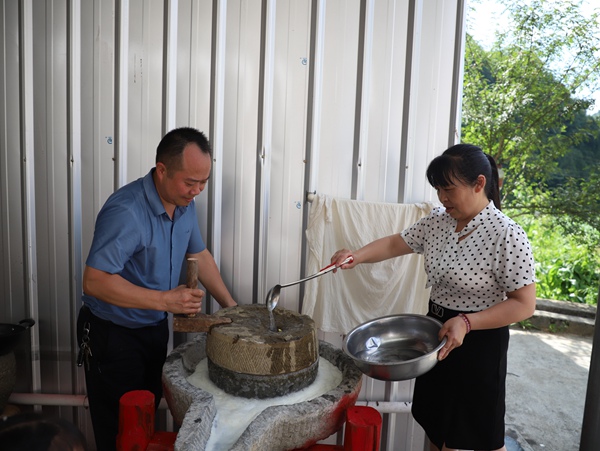 6.忙不过来的时候，黄溪村驻村第一书记李东强（左）、黄溪村支部书记姬敏（右）上阵磨豆腐。